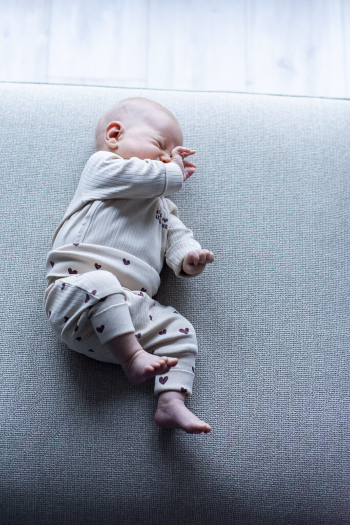 Neugeborenes in sanftes Licht gehüllt – natürliche Newborn Session